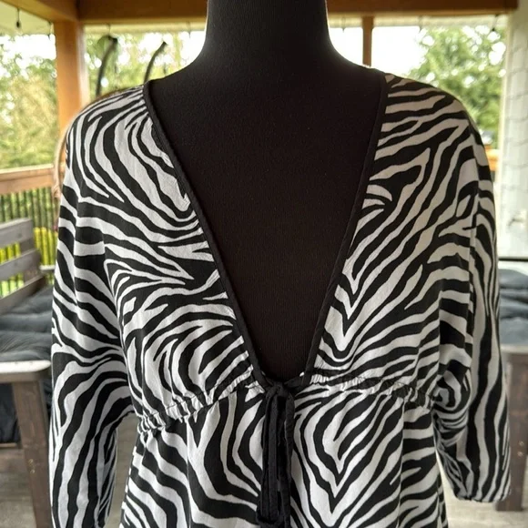Banana Republic | Deep V- Neck Zebra 🦓 Print Cover up - Picture 3 of 9